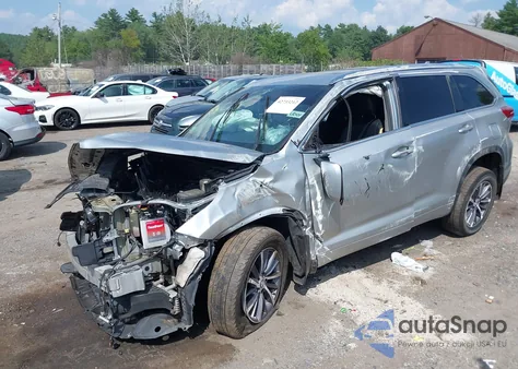 2018 Toyota Highlander Xle z USA, uszkodzony, nr VIN 5TDJZRFHXJS539767